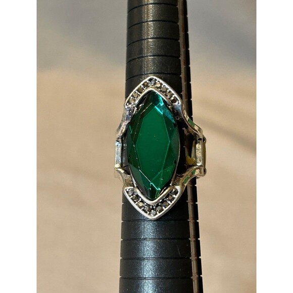 paparazzi Jewelry - Paparazzi Silver Tone Green Rhinestone Adjustable Stretch Ring